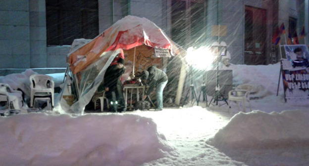 Активисты Фронта общественного спасения "Новая Армения" на площади Свободы. Ереван, 31 декабря 2015 г. Фото Тиграна Петросяна для "Кавказского узла"