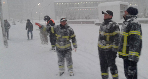 Сотрудники полиции и МЧС Грузии в снегопад. Фото:  http://police.ge/