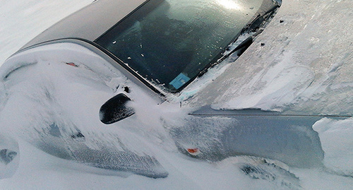 Автомобиль в снежном плену. Фото: © Sputnik/ Артур Гутман, http://sputnik.co.am/armenia/20160105/1574448.html
