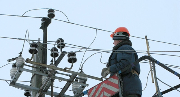 Восстановление работы ЛЭП. Фото: http://www.riadagestan.ru/news/makhachkala/v_makhachkale_uchastilis_sluchai_povrezhdeniya_liniy_elektroperedach/