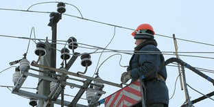 Восстановление работы ЛЭП. Фото: http://www.riadagestan.ru/news/makhachkala/v_makhachkale_uchastilis_sluchai_povrezhdeniya_liniy_elektroperedach/