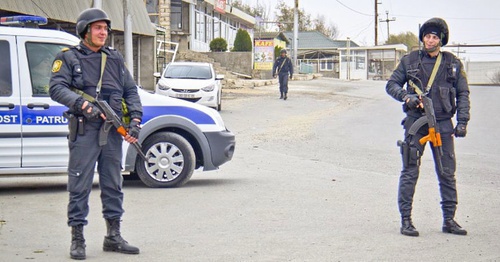 Вооруженные сотрудники силовых структур в Нардаране, декабрь 2015. Фото: Famil Mahmudbayli, RFE/RL