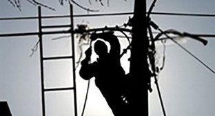 Восстановление электроснабжения. Фото: http://23.mchs.gov.ru/operationalpage/operational/item/3361049/