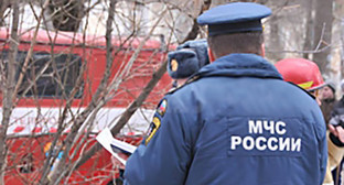 Сотрудник МЧС на ликвидации пожара. Фото: http://30.mchs.gov.ru/operationalpage/operational/item/3359298/