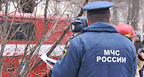 Сотрудник МЧС на ликвидации пожара. Фото: http://30.mchs.gov.ru/operationalpage/operational/item/3359298/