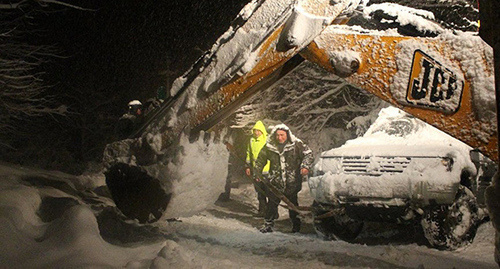 Работы по расчистке дороги. Фото: © АДМИНИСТРАЦИЯ ОЗУРГЕТИ, http://sputnik-georgia.ru/photo/20160105/229694469.html