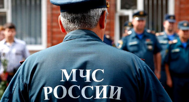 Сотрудник МЧС. Фото: Владимир Аносов. ЮГА.ру
