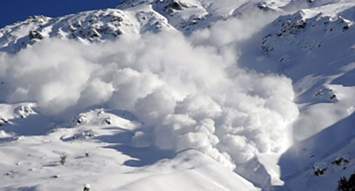 Сход лавины в горах. Фото: http://07.mchs.gov.ru/operationalpage/stormcaution/item/3365101/