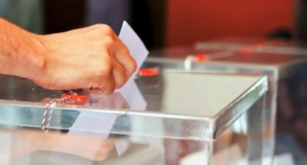 Урна для голосования на референдуме в Армении 6.12.2015. Фото: http://vestnik.am/?view=search&search=референдум%206%20декабря&page=13