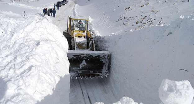Расчистка дороги от снега.  Фото: Владимир Иванов, http://sputnik-ossetia.ru/South_Ossetia/20160109/1110576.html