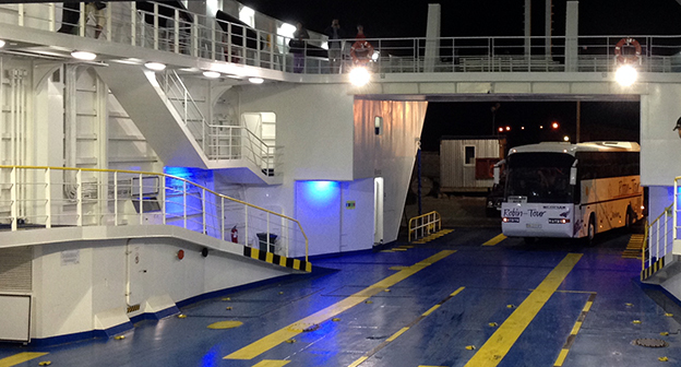 Въезд автобуса на борт парома. Фото Нины Тумановой для "Кавказского узла"