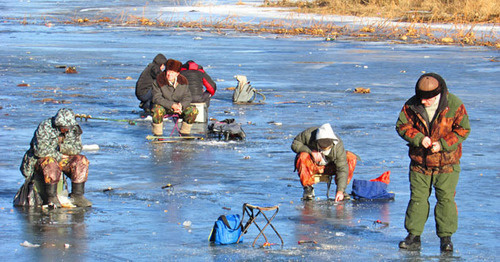 Ловля рыбы на льду канала, впадающего в Волгу. Астрахань. Фото Вячеслава Ященко для "Кавказского узла"