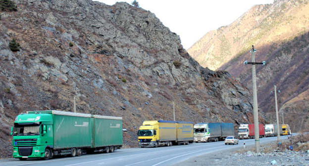 Большегрузные машины ожидают проезда на контрольно-пропускном пункте "Верхний Ларс" в Северной Осетии. 12 января 2016 г. Фото Эммы Марзоевой для "Кавказского узла"