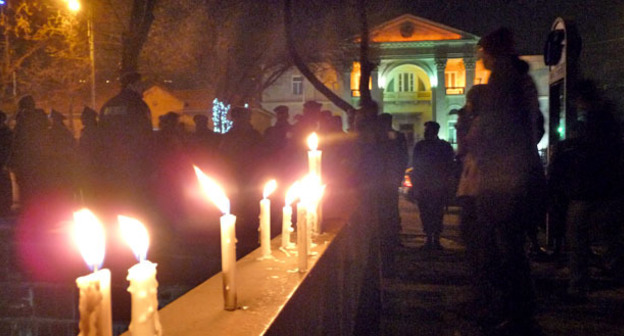  Зажженные свечи в память о расстрелянной семье Аветисянов. Фото Армине Мартиросян для "Кавказского узла"