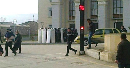Столкновения между полицейскими и участниками акции протеста против повышения цен и безработицы. Сиазани, 13 января 2016 г. Фото http://comments.az/topic/stolknoveniya-v-siyazani-zaderzhany-20-chel/