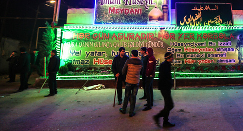 Площадь Имама Хусейна. Жители поселка складывают камни и арматуру. Нардаран, 26 ноября 2015 г. Фото Азиза Каримова для "Кавказского узла"