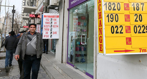 Обменные пункты на улице Баку. Фото Азиза Каримова для "Кавказского узла"