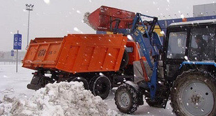 Уборка снега. Фото: http://bloknot-rostov.ru/news/na-dorogi-rostova-uzhe-vyekhalo-115-snegouborochny-690050
