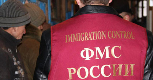 Сотрудник миграционной службы. Фото http://www.yugopolis.ru/