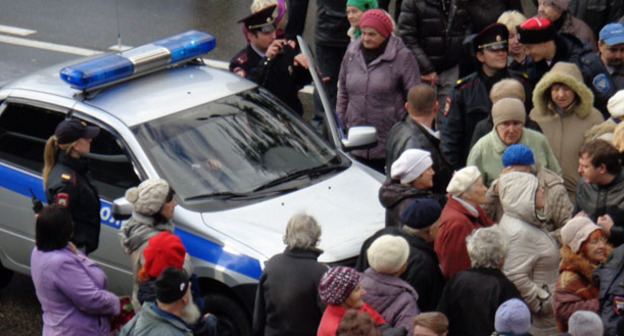 Пенсионеры перекрыли улицу Горького рядом с мэрией Сочи. 15 января 2016 г. Фото Светланы Кравченко для "Кавказского узла"