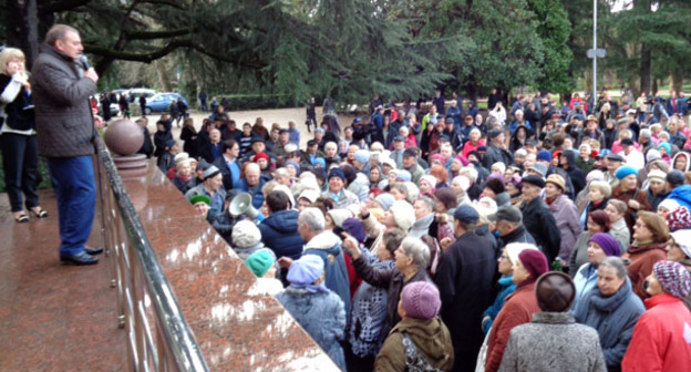 Мэр Сочи Анатолий Пахомов вышел к участникам акции протеста пенсионеров. Сочи, 15 января 2016 г. Фото Светланы Кравченко для "Кавказского узла"