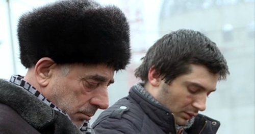 Сулейман Газалиев и его сын Сайд Эмин во время публичного осуждения на площади в Шали. 15 января 2016 года. Фото: кадр из сюжета телеканала "Грозный"