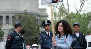 Сюзи Геворгян на акции протеста в Ереване 5 мая 2015 года.  Фото из  Facebook Сюзи Геворгян, https://www.facebook.com/photo.php?fbid=377983322389114&set=a.302487256605388.1073741826.100005323487510&type=3&theater