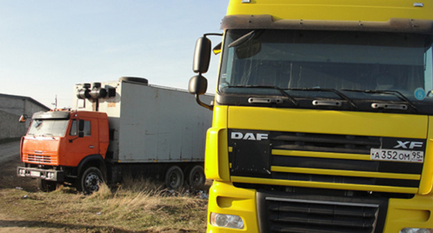 Большегрузные автомобили во время проведения протестной акции. Фото Мурада Мурадова для "Кавказского узла"