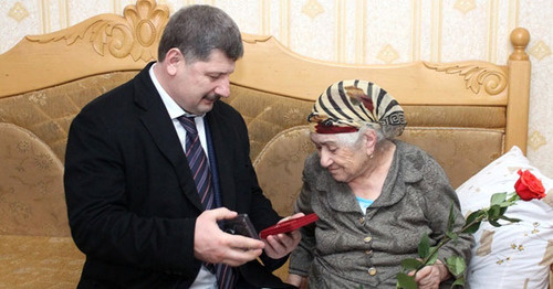 Гусейн Гамзатов во время встречи с ветеранами. Март 2015 г. Фото http://www.riadagestan.ru/