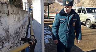 Сотрудник МЧС у газовой трубы. Фото: http://07.mchs.gov.ru/operationalpage/operational/item/3383751/