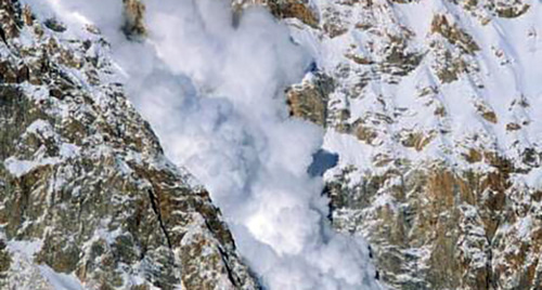 Сход лавины. Фото: http://www.mchsmedia.ru/newsline/item/6454602/