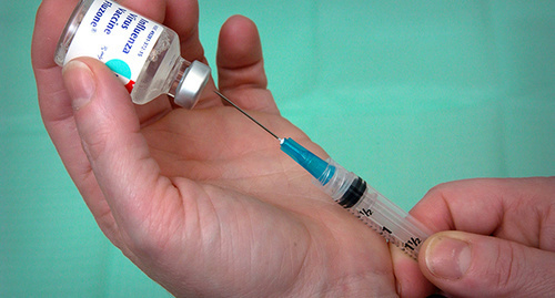 Извлечение вакцины из флакона. Фото: Джим Гатани, http://medicine.utoronto.ca/news/ounce-prevention-fight-flu-early-annual-vaccine