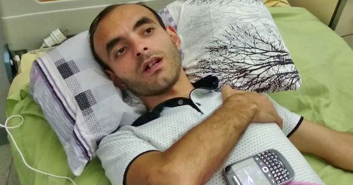 Расим Алиев в больнице после нападения. 8 августа 2015 г. Фото: RFE/RL