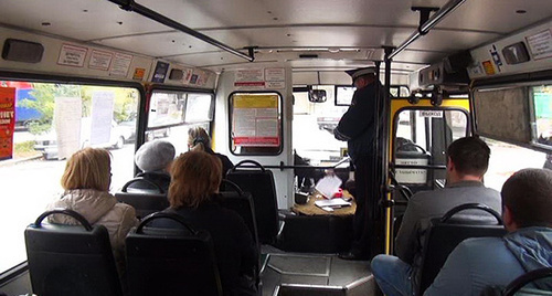 Пассажиры автобуса в Сочи. Фото: http://www.blogsochi.ru/content/v-sochi-prokhodit-operatsiya-avtobus