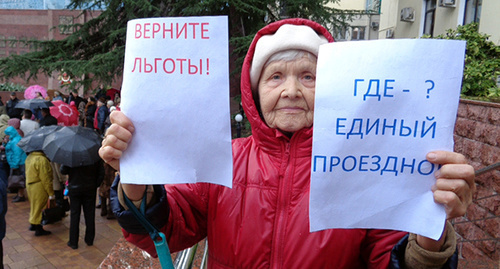 Участница протестных выступлений пенсионеров в Сочи, 16 января 2015 года. Фото Светланы Кравченко для "Кавказского узла" 