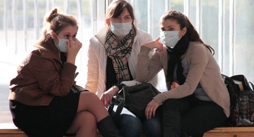 Девушки в медицинских масках. Фото http://sar-rodgor.ru/news/thealth/4107/