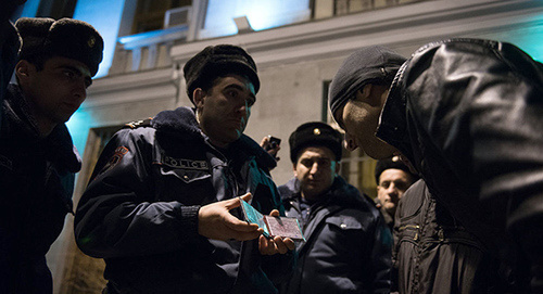 Сотрудник полиции и участники акции в Ереване. Фото: Асатур Есаянц, http://www.sputnikarmenia.ru/armenia/20160122/1717963.html