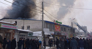 Дым пожара в торговом центре в Черкесске. Фото: http://www.riakchr.ru/v-cherkesske-zagorelsya-torgovyj-tsentr/ Дым пожара в торговом центре в Черкесске. Фото: http://www.riakchr.ru/v-cherkesske-zagorelsya-torgovyj-tsentr/