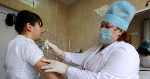 Медицинский работник делает прививку. Фото http://flnka.ru/