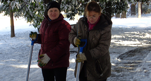 Бюджетники на уборке снега в Сочи. Фото Светланы Кравченко для "Кавказского узла"