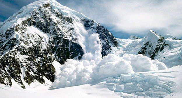 Сход лавины. Фото: https://www.facebook.com/pressmchskbr/photos/pb.1630053507226219.-2207520000.1453975402./1734167510148151/?type=3&theater