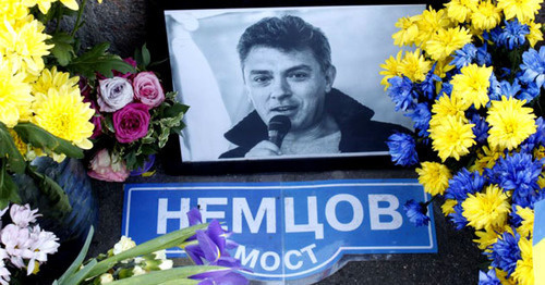 Портрет Бориса Немцова на месте убийства на Большом Москворецком мосту. Фото: Mumin Shakirov (RFE/RL)