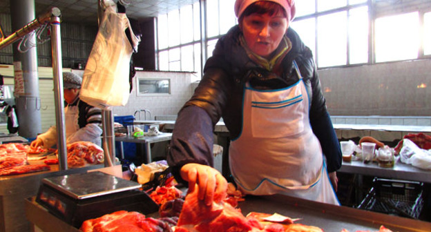 Продавец мяса на Татар-Базаре. Астрахань, январь 2016 г. Фото Вячеслава Ященко для "Кавказского узла"