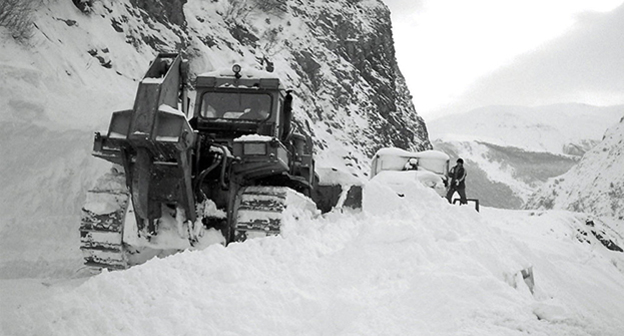Расчистка дороги в горах. Фото: © Sputnik/ Альбина Олисаева, http://sputnik-georgia.ru/incidents/20160128/229929318.html
