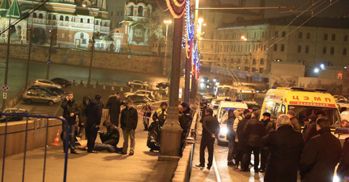 На месте убийства Немцова. Москва, 27 февраля 2015 г. Фото: Mikhail Sokolov (RFE/RL)