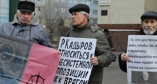 плакат с требованием выполнения конституции.  Фото Татьяны Филимоновой для "Кавказского узла"