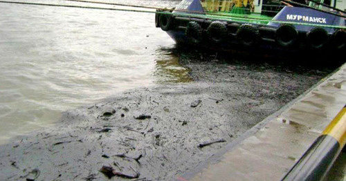 Вода в водоеме, загрязненная после разлива нефтепродуктов. Фото http://www.yugopolis.ru/