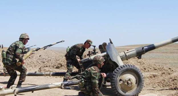 Солдаты на передовой. Фото: http://newinform.com/voyna/6176-azerbaydzhan-obvinil-armeniyu-v-narushenii-peremiriya.html