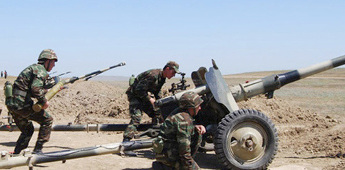Солдаты на передовой. Фото: http://newinform.com/voyna/6176-azerbaydzhan-obvinil-armeniyu-v-narushenii-peremiriya.html