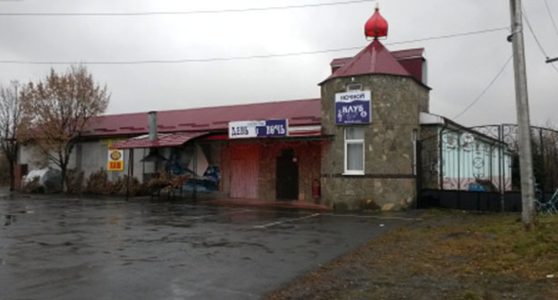 Здание ночного клуба на территории Парка Победы во Владикавказе. Фото http://onf.ru/2015/12/28/aktivisty-onf-vystupili-protiv-stroitelstva-uveselitelnyh-zavedeniy-v-parke-pobedy-vo/